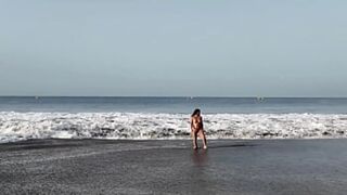 Mom's got a new job: exploiting her stepkid for sick beach snaps
