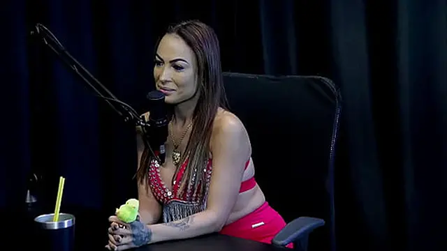 He commented on the generation of content creators &mdash;  he loves to provoke &mdash;  he likes to go to swingers′ clubs &mdash;  and the bad recording    - Belinha Baracho (WATCH ON: SHEER/RED)