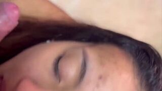 La inocenta amiga de mi esposa la convierto en adicta a semen