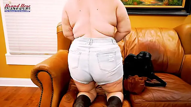 Blue haired busty cutie dixie takes a cock🍆 and gets her wet pussy🌮️ pounded!