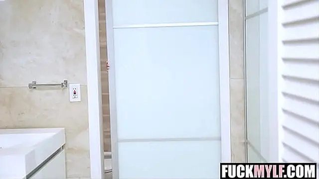 Friends′ milf Lola Pearl Fucked My Virginity In This Hard Sex