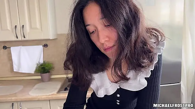 milf Solves boyfriend′s Problems With The Help of Evolova Electronic Sex Doll